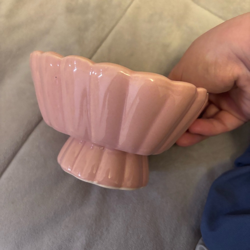 Pink Heart Shaped Scalloped Pedestal Ceramic Bowl - Picture 13 of 16